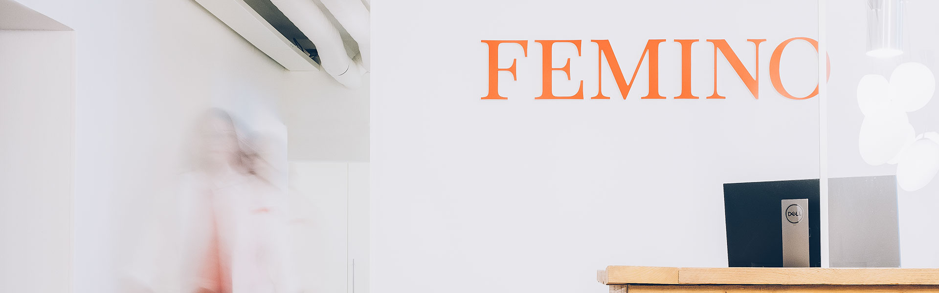 Kuva Feminon sisätilasta, oranssi Feminon logo seinällä